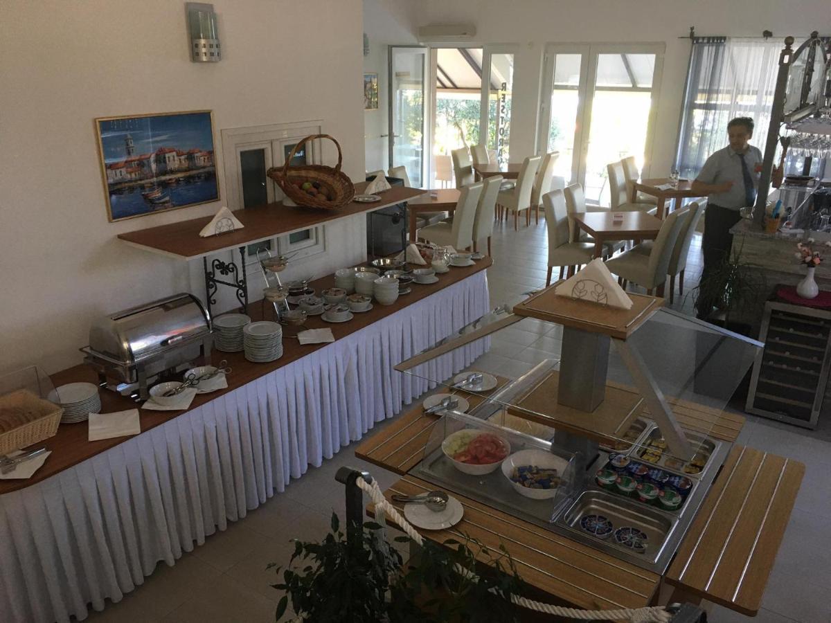 Hotel Lukas Gradac  Exteriör bild