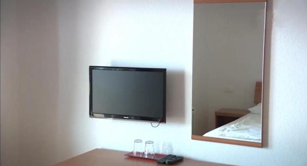 Hotel Lukas Gradac  Exteriör bild