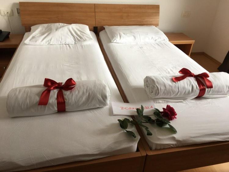 Hotel Lukas Gradac  Exteriör bild