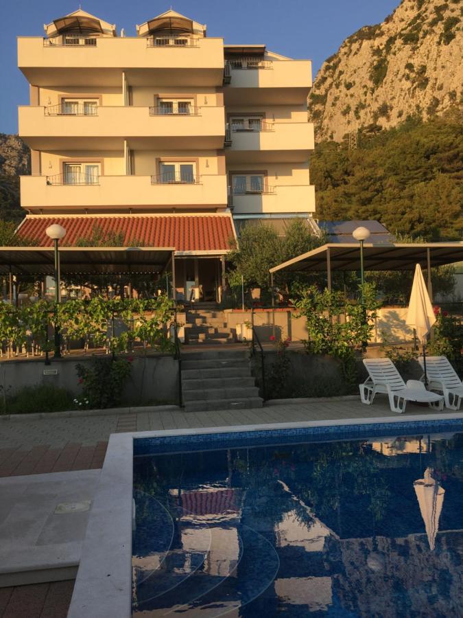 Hotel Lukas Gradac  Exteriör bild